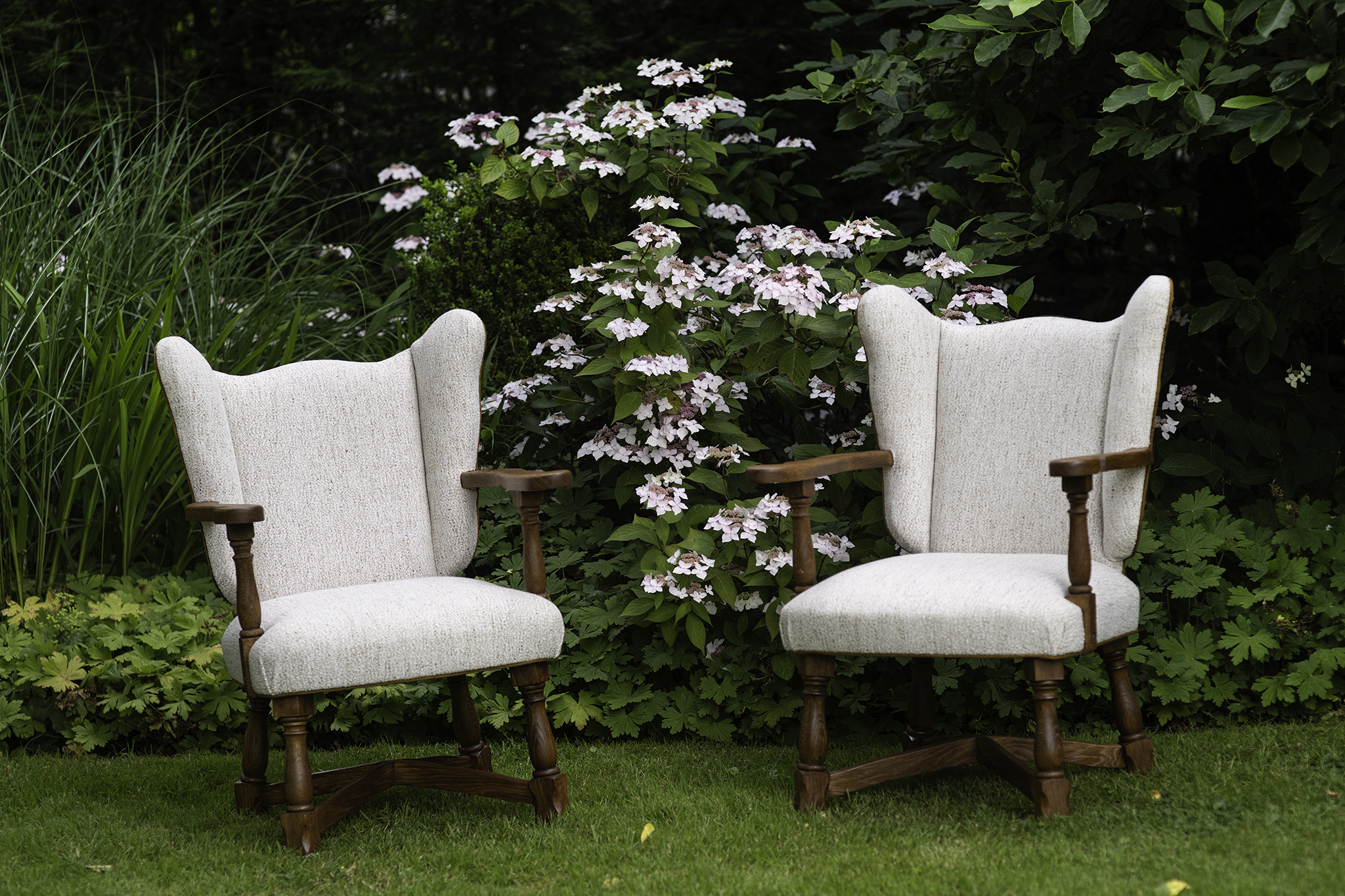 deux chaises en bois couvertes de tissu blanc