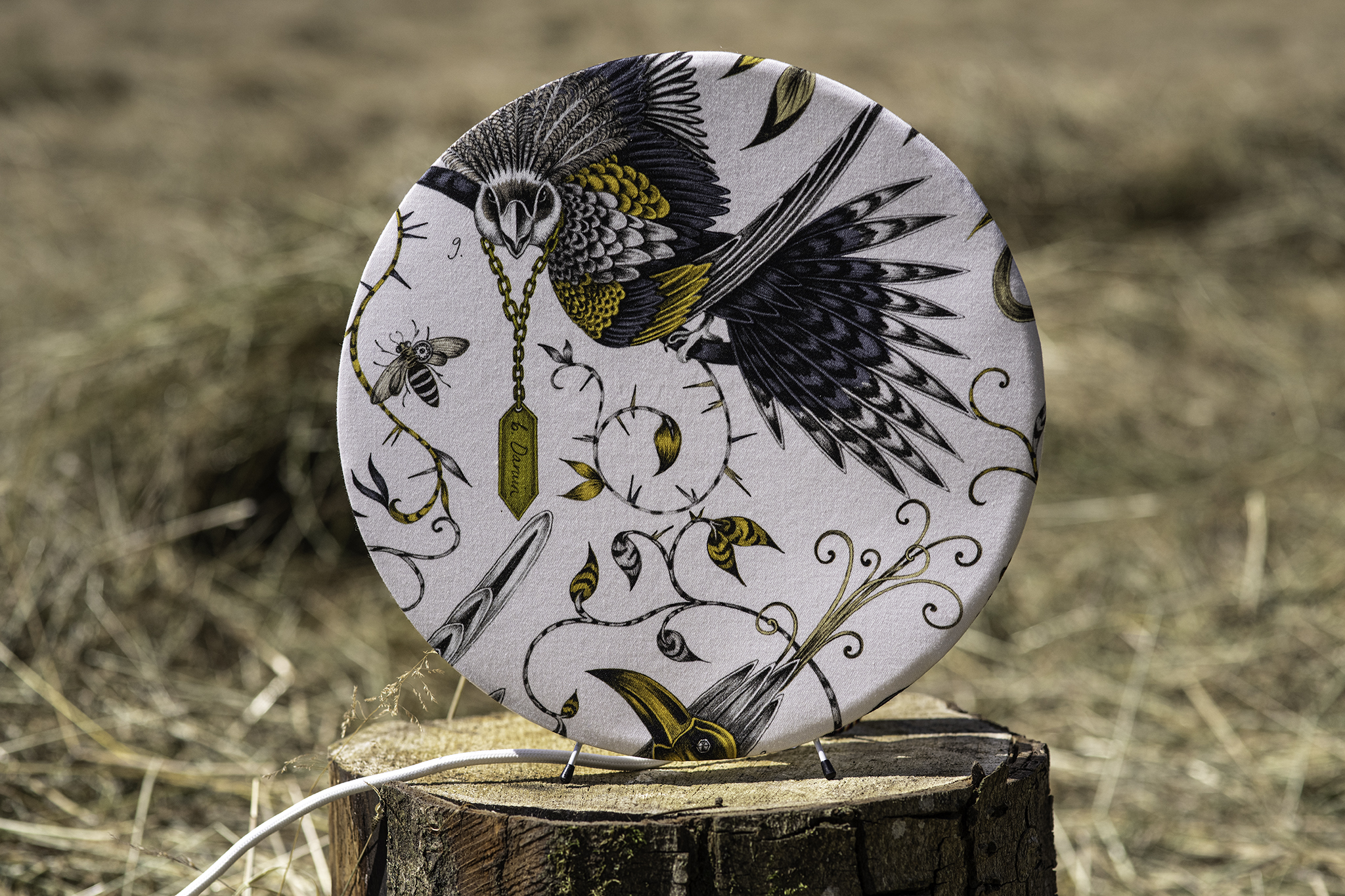 Lampe à abat-jour circulaire blanche avec motif d'oiseau