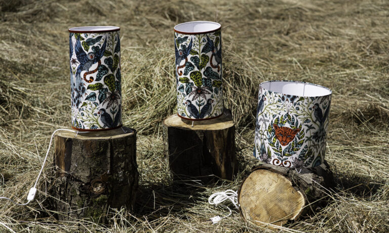 lampe à abat-jour avec motifs d'oiseaux, de feuilles et de plantes