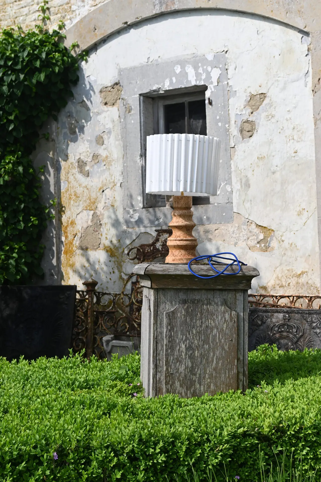 lampe avec abat-jour plissé blanc et socle en bois